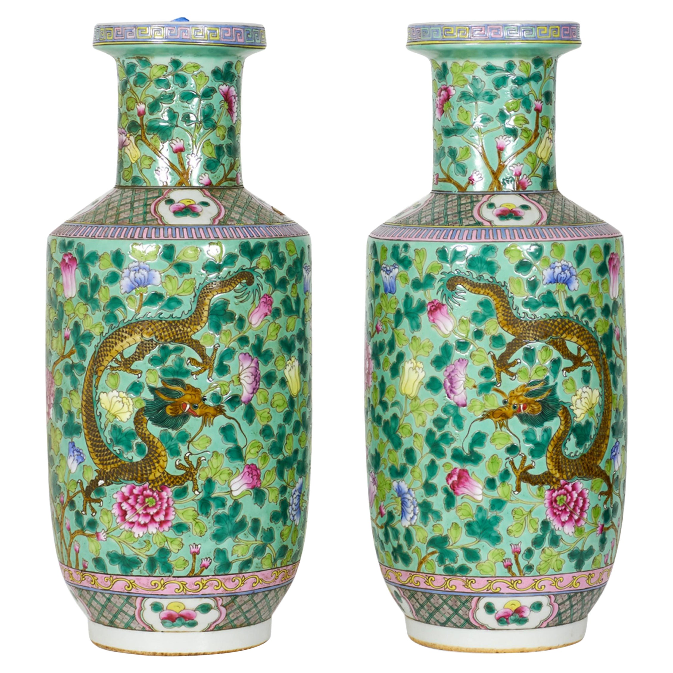 Pareja de jarrones chinos antiguos de porcelana con forma de rouleau y diseño de follaje verde