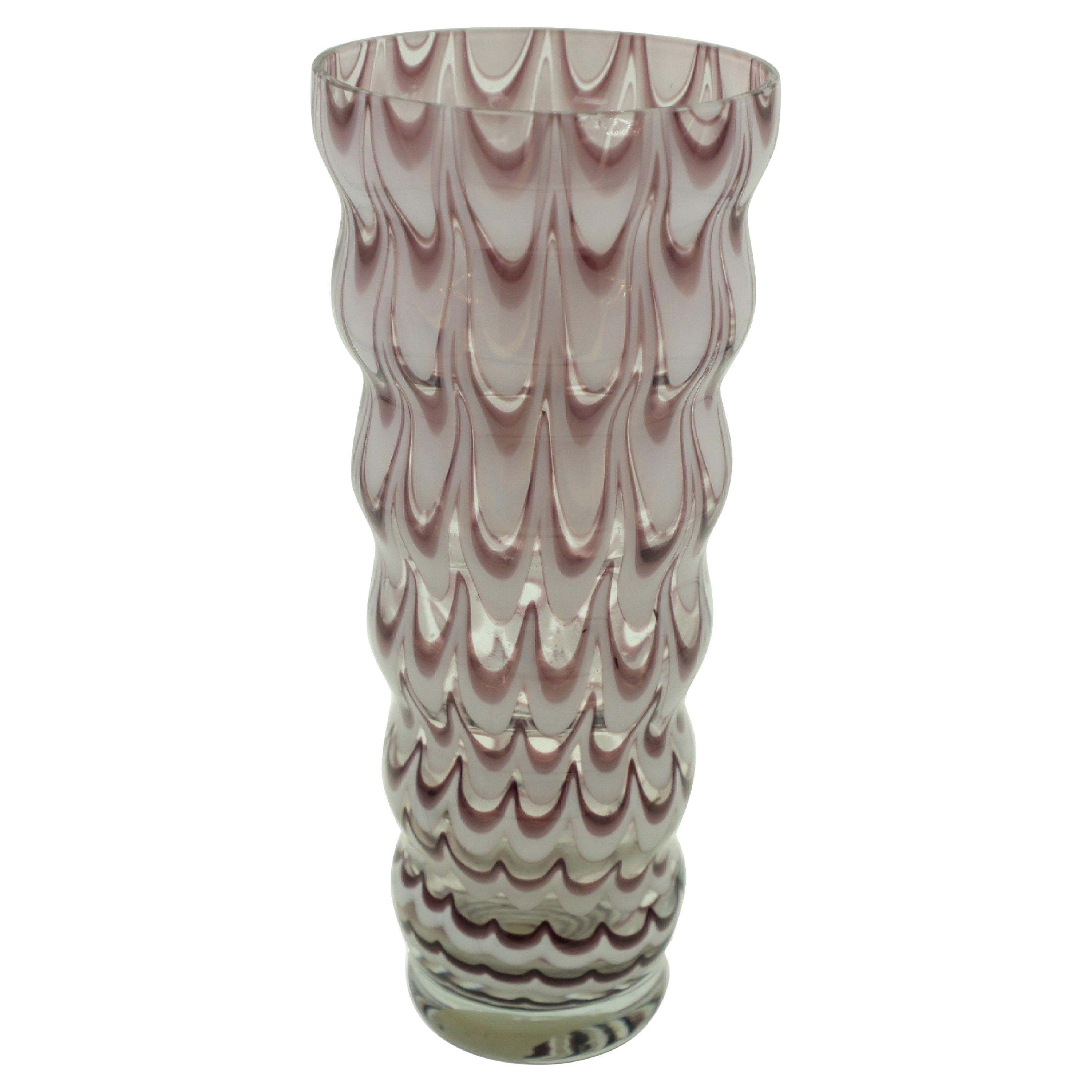 Vaso scandinavo contemporaneo in vetro artistico a più livelli con design Wiggle bianco e viola