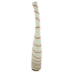 Vaso contemporaneo in vetro artistico curvo con design a bastoncino di zucchero bianco e rosso