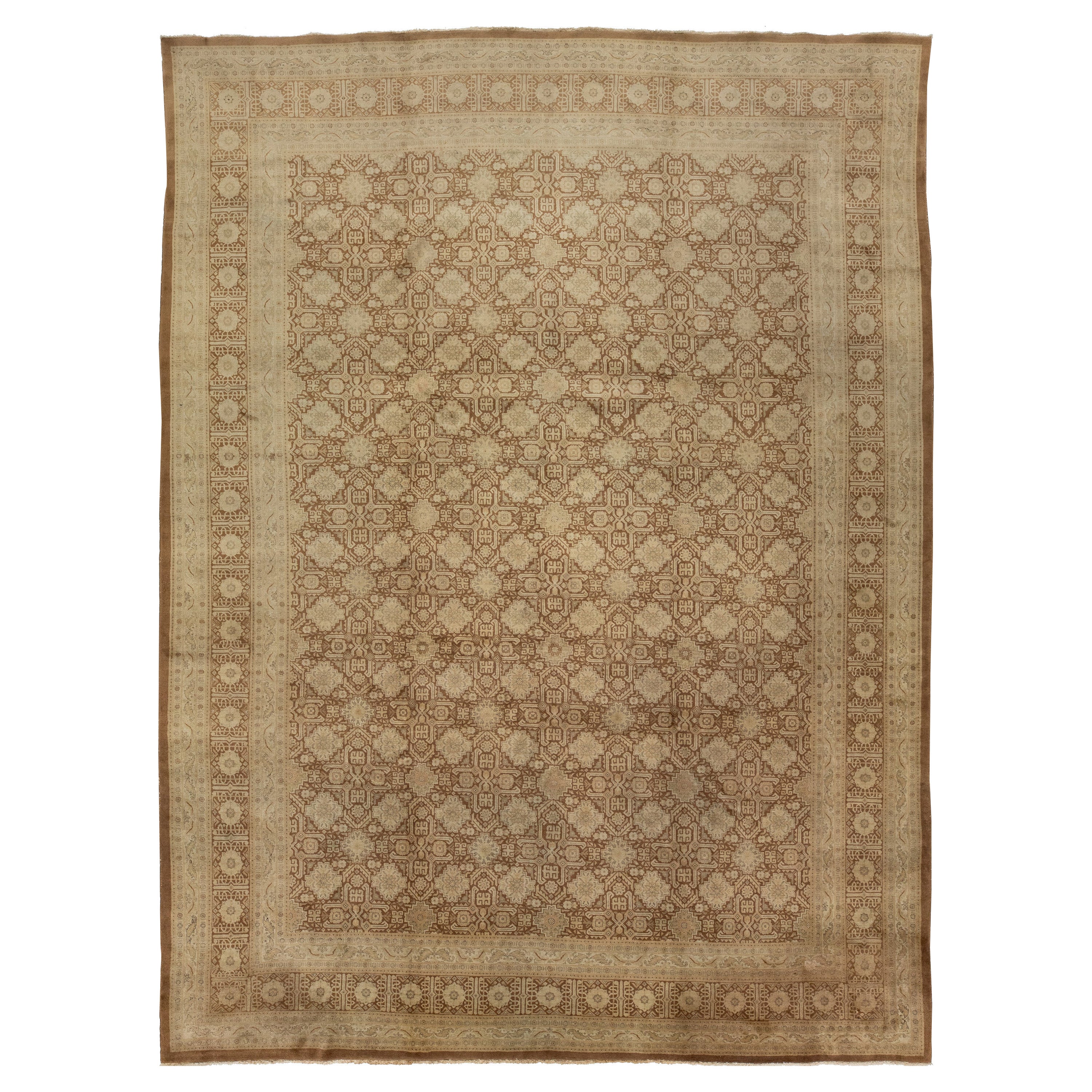 Tappeto Tabriz persiano marrone e beige antico con disegno geometrico in vendita