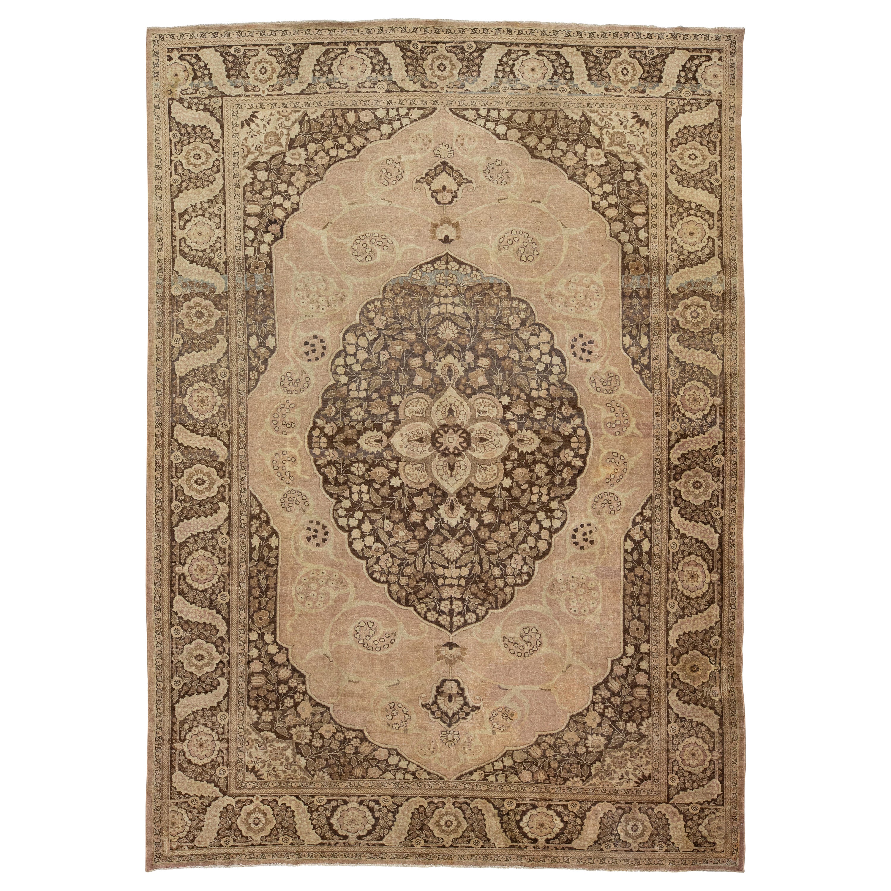 Tapis ancien en laine Tabriz à motifs centraux, de couleur pêche, de la taille d'une pièce