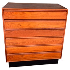 Danish Modern Tall Boy Kommode aus massivem Teakholz