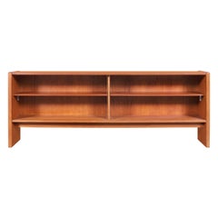 Credenza o libreria moderna danese a basso profilo con ante in vetro di Skovby