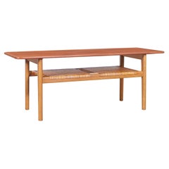 Moderner dänischer Couchtisch aus Teakholz und Schilfrohr von Hans J. Wegner für Andreas Tuck