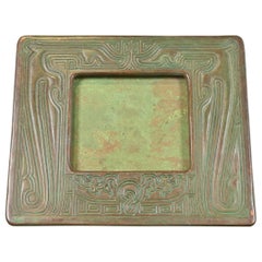 Tiffany Studios, New York, Chinesisches Muster, Bronze-Kalenderrahmen oder Bilderrahmen