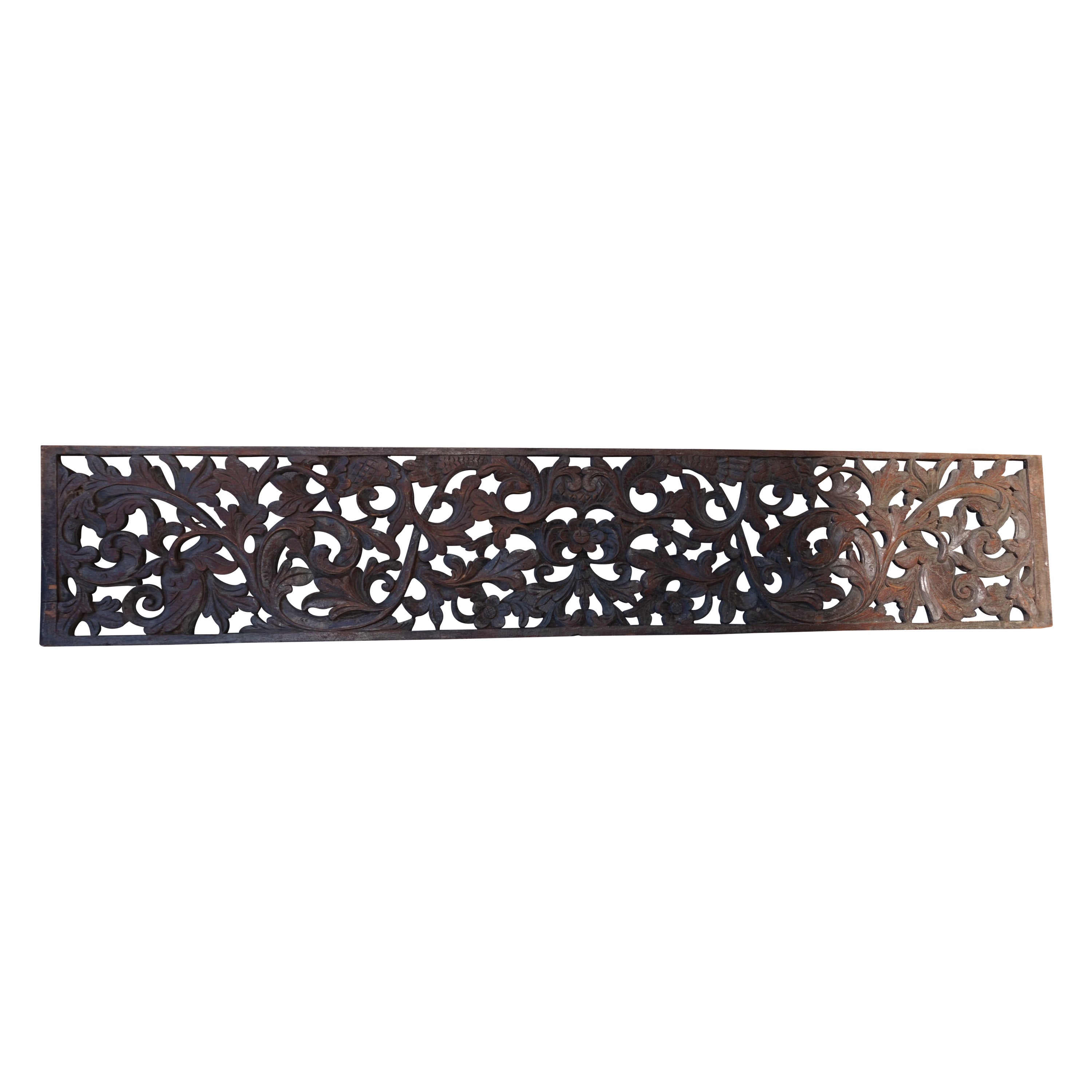 Feine handgeschnitzte ostasiatische Teakholztafel aus dem späten 19. Jahrhundert mit floralen Motiven, einteilig im Angebot