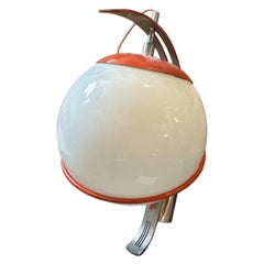 Appliques murales italiennes de l'ère spatiale des années 1970 en métal orange et opaline blanche