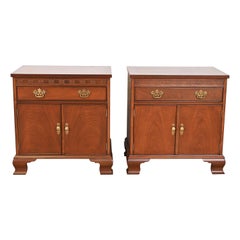 Mesillas de noche georgianas de caoba tallada de Baker Furniture, recién acabadas