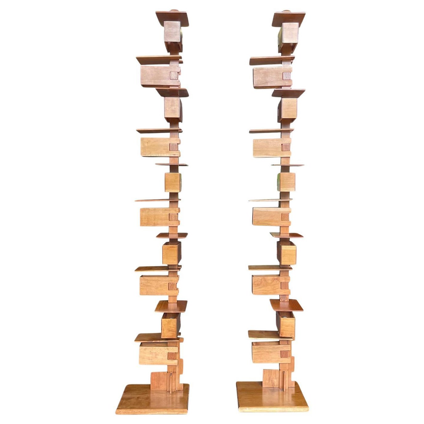 Amerikanische Stehlampen aus Nussbaumholz von Frank Lloyd Wright, Yamagiwa, 20. Jahrhundert, Paar