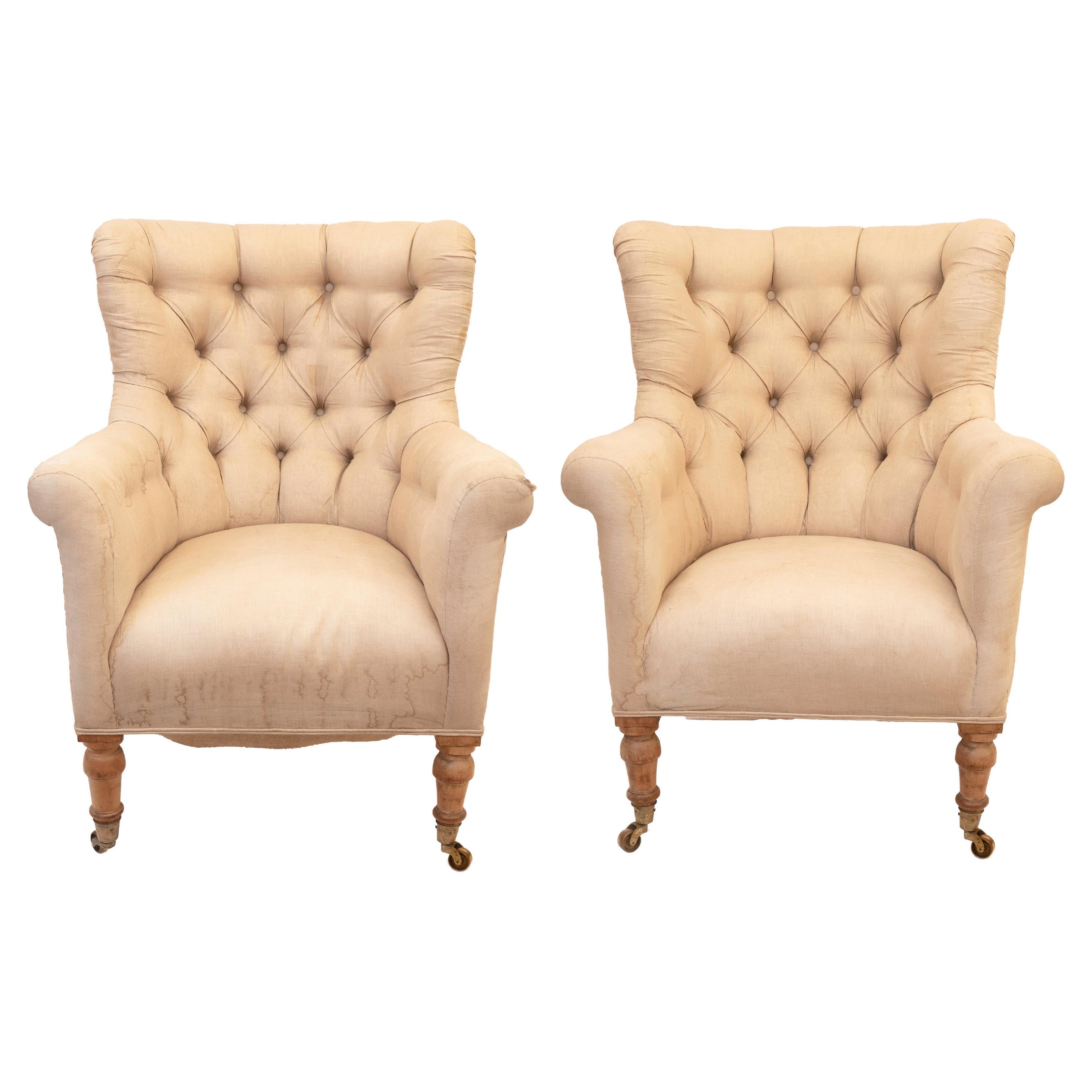 Paire de fauteuils à dossier boutonné