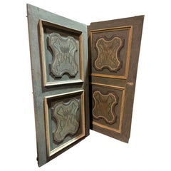 juego de 2 puertas de madera pintada, verde con iniciales nobles decoradas, Italia
