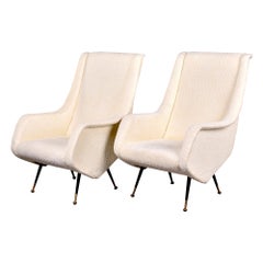 Paar italienische Mid-Century-Stühle mit genopptem weißem Stoff und Messingfüßen