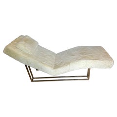 Michael Amini Astro Armless Large Chaise Lounge Longue Rivestimento in pelliccia sintetica bianca