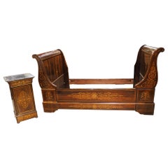 Letto francese a slitta del 1820 circa e tavolino Chevet con intarsi in sicomoro