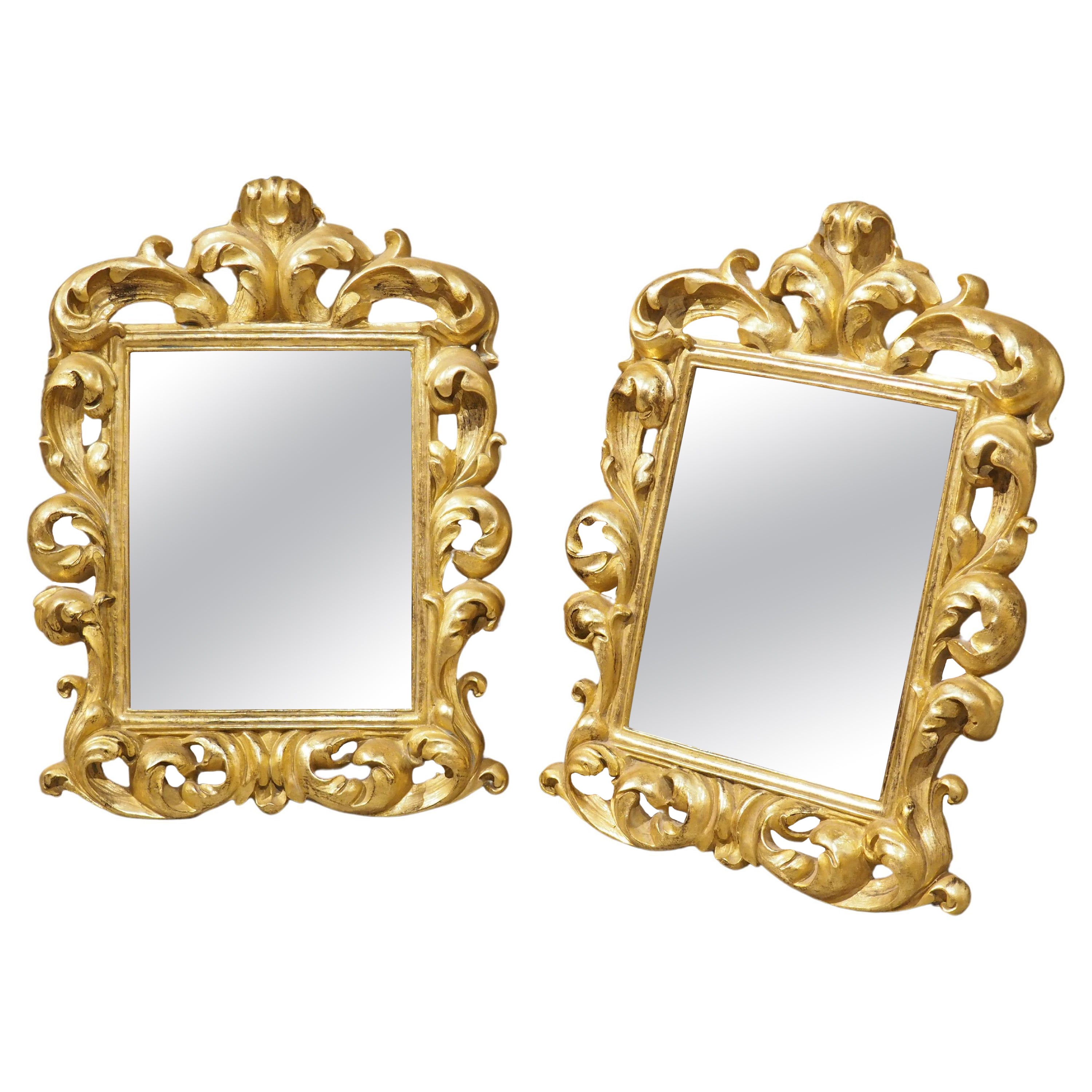 Coppia di specchi decorativi da tavolo o da parete in legno dorato italiano, XX secolo in vendita