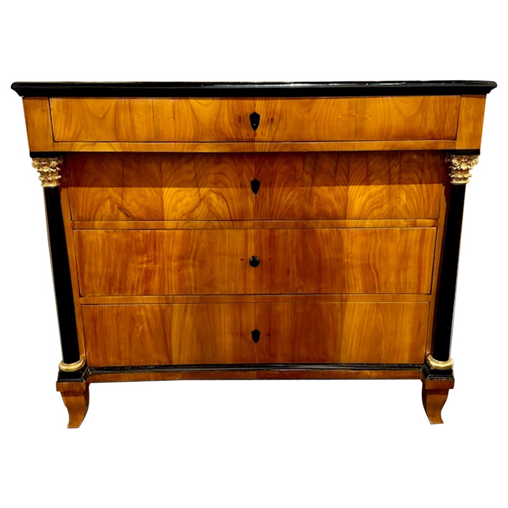 Commodo in noce Biedermeier del XIX secolo con dettagli ebanizzati