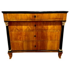 Commodo in noce Biedermeier del XIX secolo con dettagli ebanizzati