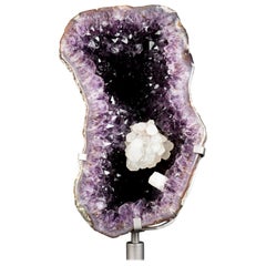 Amethyst-Geode mit großem dunkellila Amethyst und Galerie- Calcite-Blume