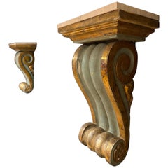 Grande coppia di mensole da parete in legno intagliato italiano del XVIII secolo