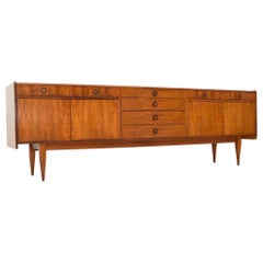 Credenza in noce vintage progettata da Robert Heritage