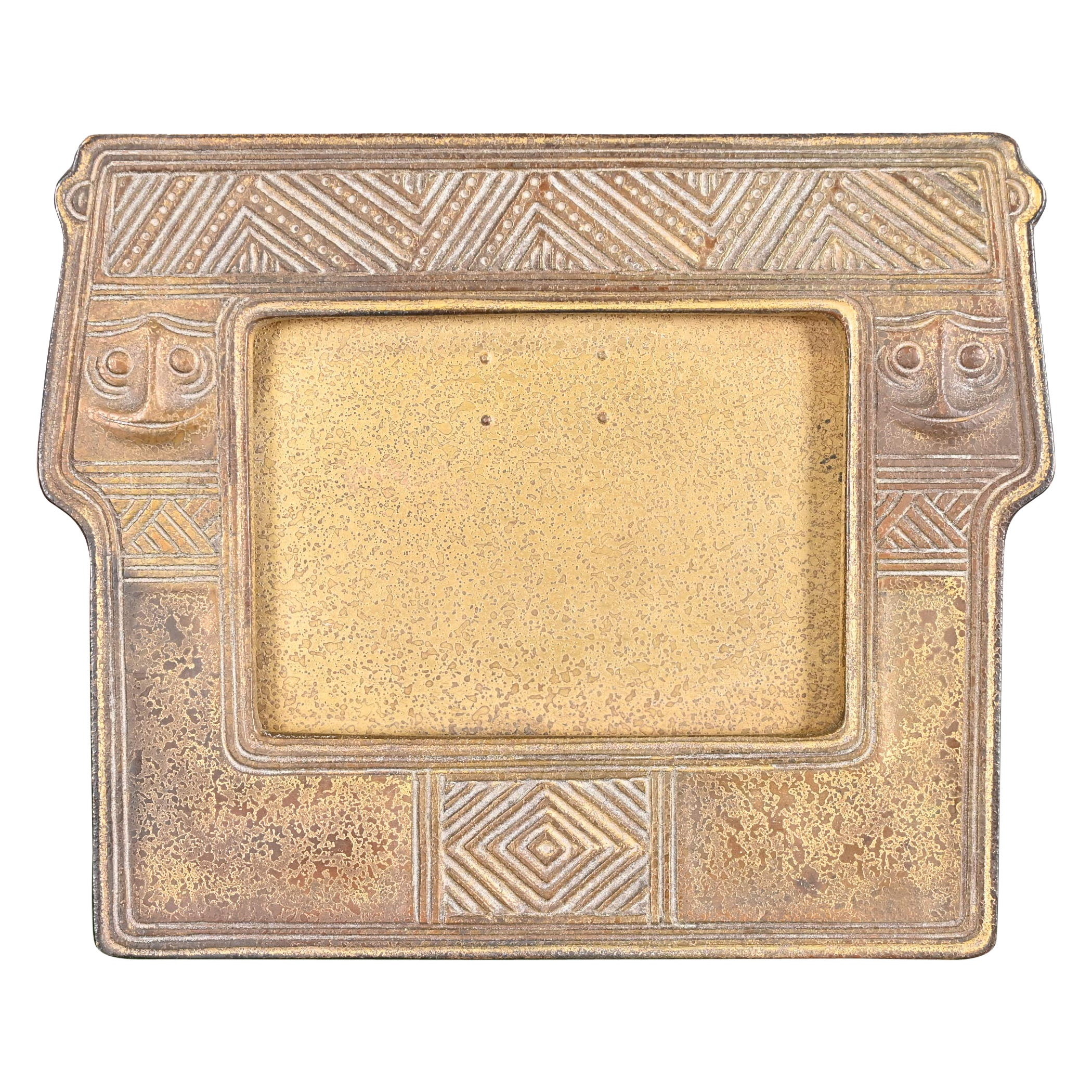 Cornice per calendario da tavolo in bronzo Doré degli Indiani d'America di Tiffany Studios di New York