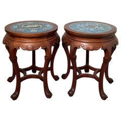 Ein Paar antike chinesische Hung-Mu-Holztische/Ständer mit Cloisonné-Platten