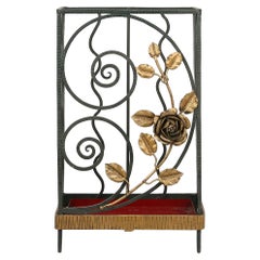Portaombrelli in ferro battuto Art déco con decorazione floreale, Francia ca. 1930