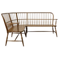 Banco esquinero Windsor de mediados de siglo de roble curvado inspirado en Greaves and Thomas
