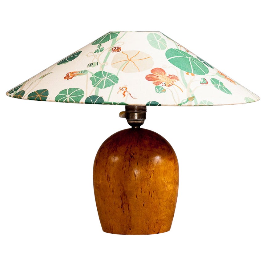 Lampada da tavolo finlandese anni '30 in betulla riccia massiccia in vendita