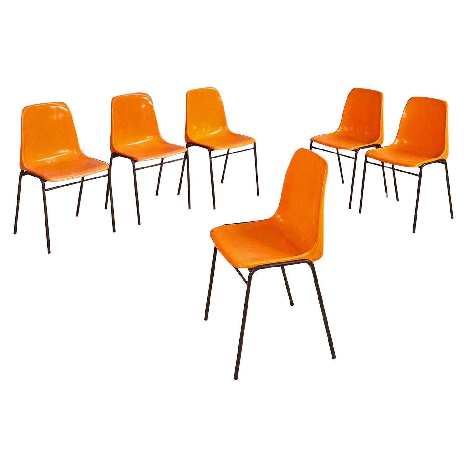Sillas apilables francesas de plástico naranja de mediados de siglo, años 60