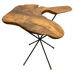 Freie Kante Biomorpher MId-Century-Beistelltisch aus Nussbaumholz Ca. 1970er Jahre