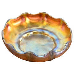 Louis Comfort Tiffany Favrile schillernde Schale aus schillerndem Kunstglas mit Wellenschliff