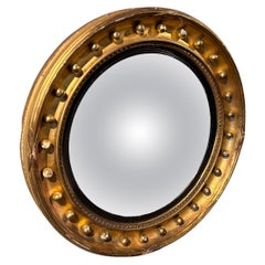 Antiguo espejo convexo dorado que conserva su cristal de espejo original circa 1850