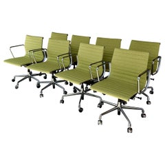 8 Poltrone Herman Miller Eames in alluminio per la gestione del gruppo con alzata 2022
