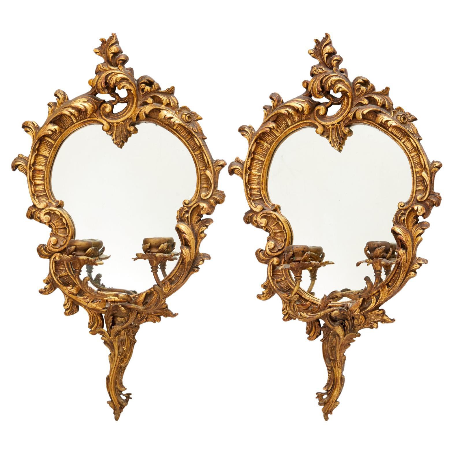 Pareja de Girándolas de Madera Dorada y Tole Estilo Luis XV Cada una con Dos Candelabros en venta