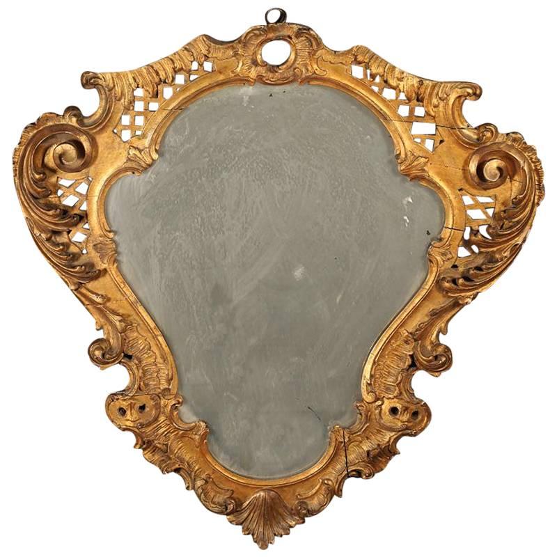 Miroir en forme de cartouche en bois doré de style rococo français, fin du 19ème siècle