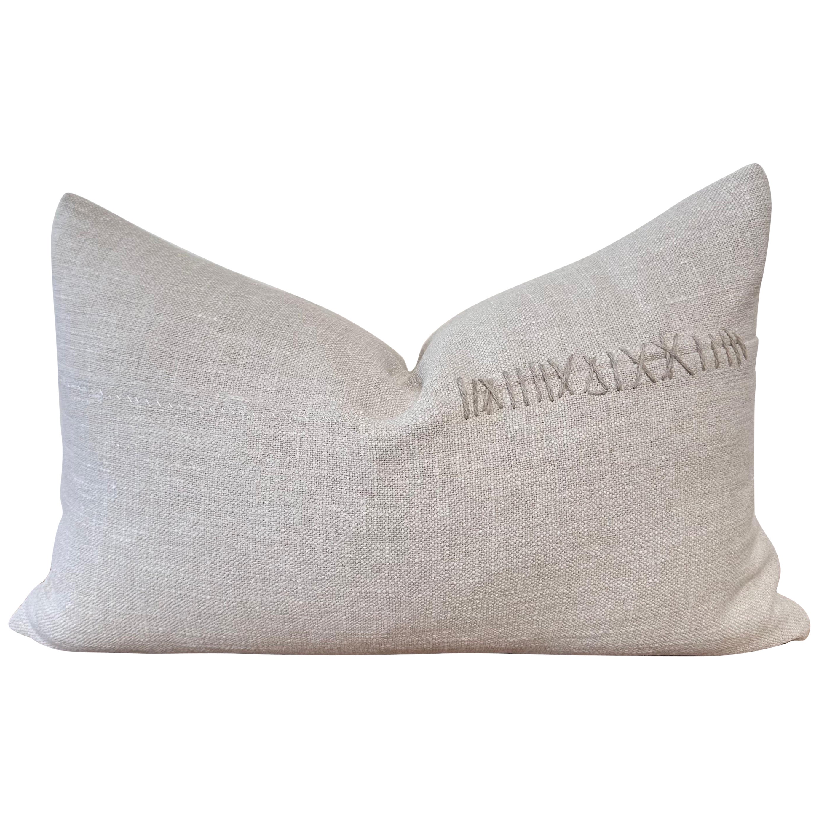Cuscino lombare in lino intrecciato pesante con dettagli in stitch by Stitch