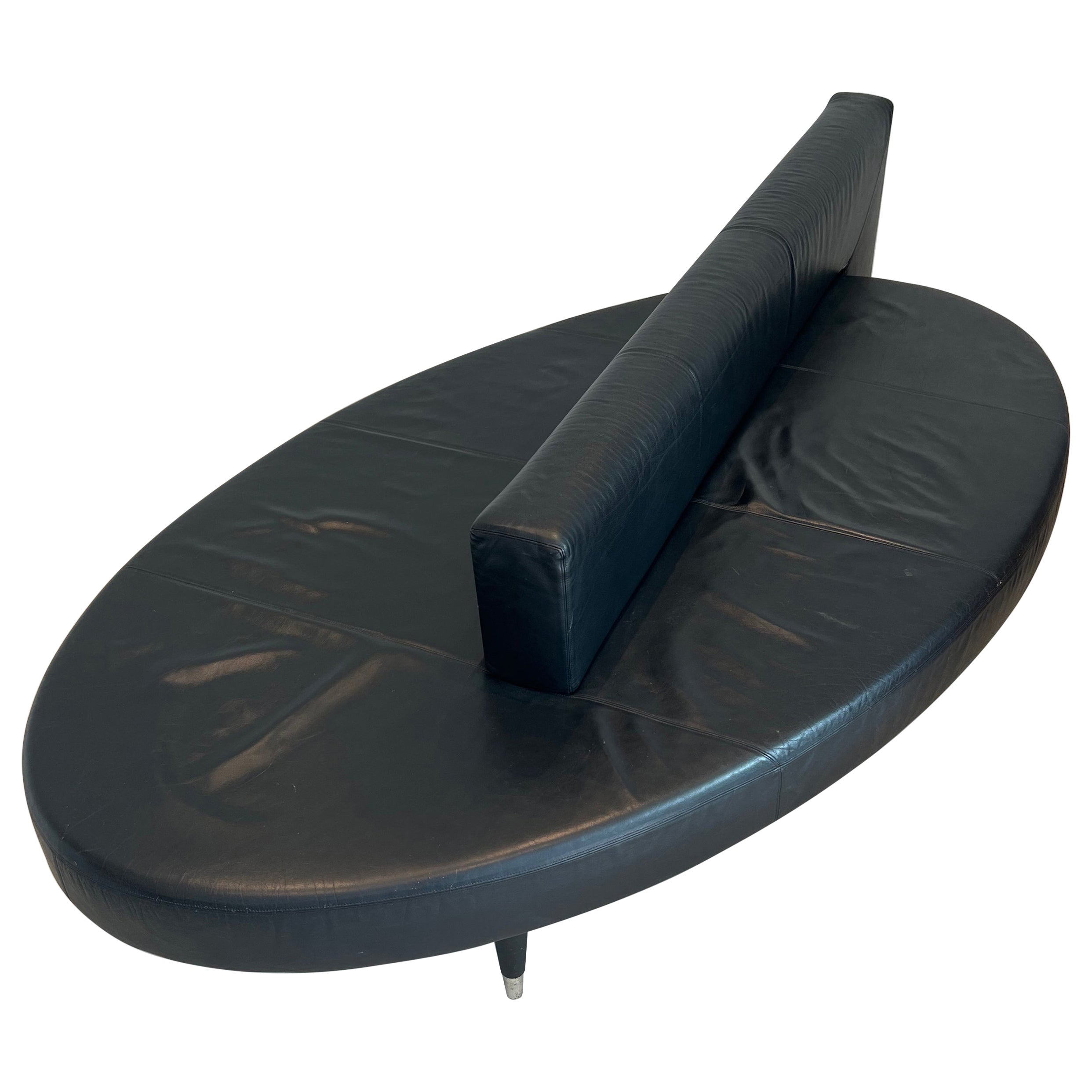 Raro divano in pelle nera dal design ovale. Circa 1970 in vendita