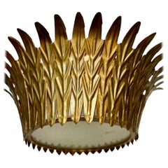 Große spanische Crown Sunburst-Leuchte aus vergoldetem Metall und Mattglas, um 1950