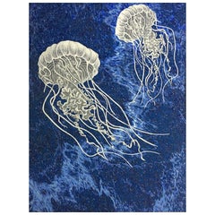 Mural azul de mármol y mosaico de vidrio con diseño de medusas