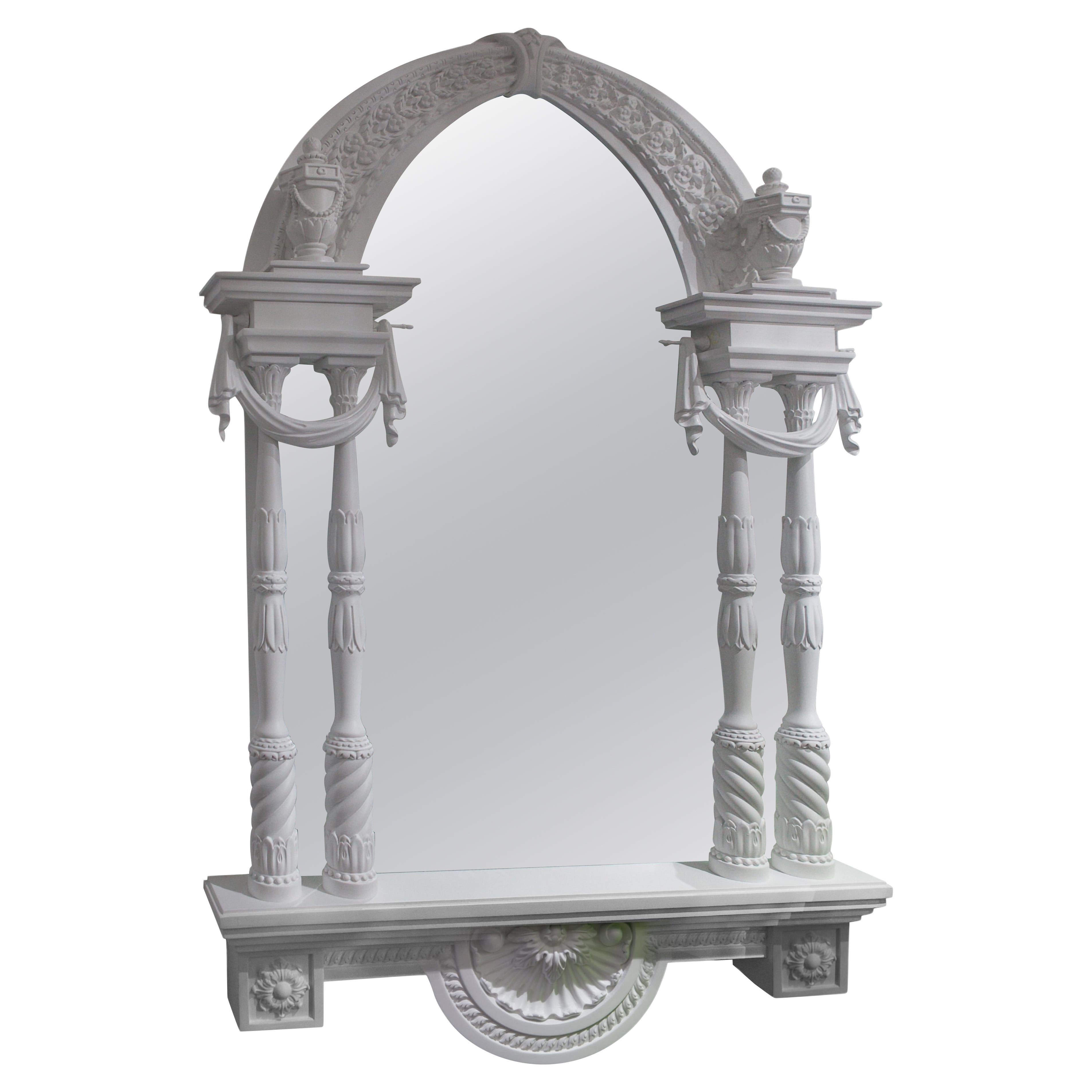 Specchio da parete bianco in legno massiccio intagliato, neoclassico in vendita