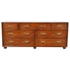 Commode ou crédence en noyer de style Régence hollywoodienne du milieu du siècle dernier, Henredon