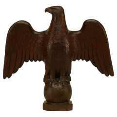 Figura de águila de roble tallada en el campo