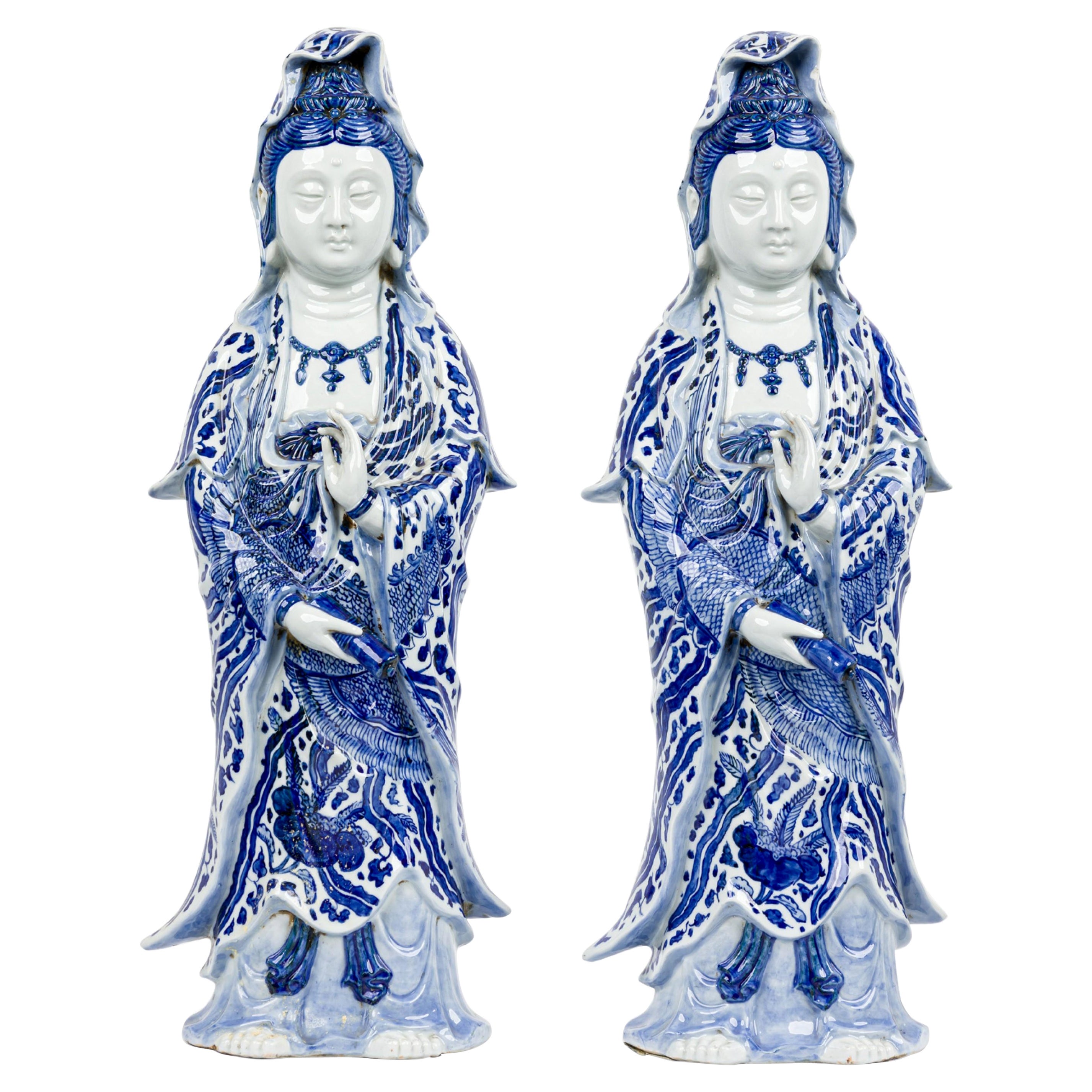 Pareja de figuras de pie de porcelana china