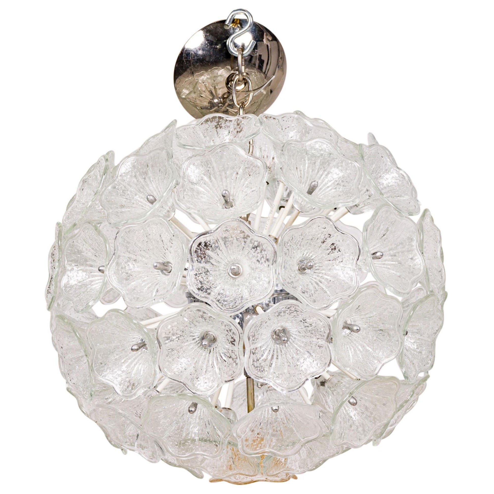 Lustre en forme de sphère entouré de fleurs en verre transparent texturé