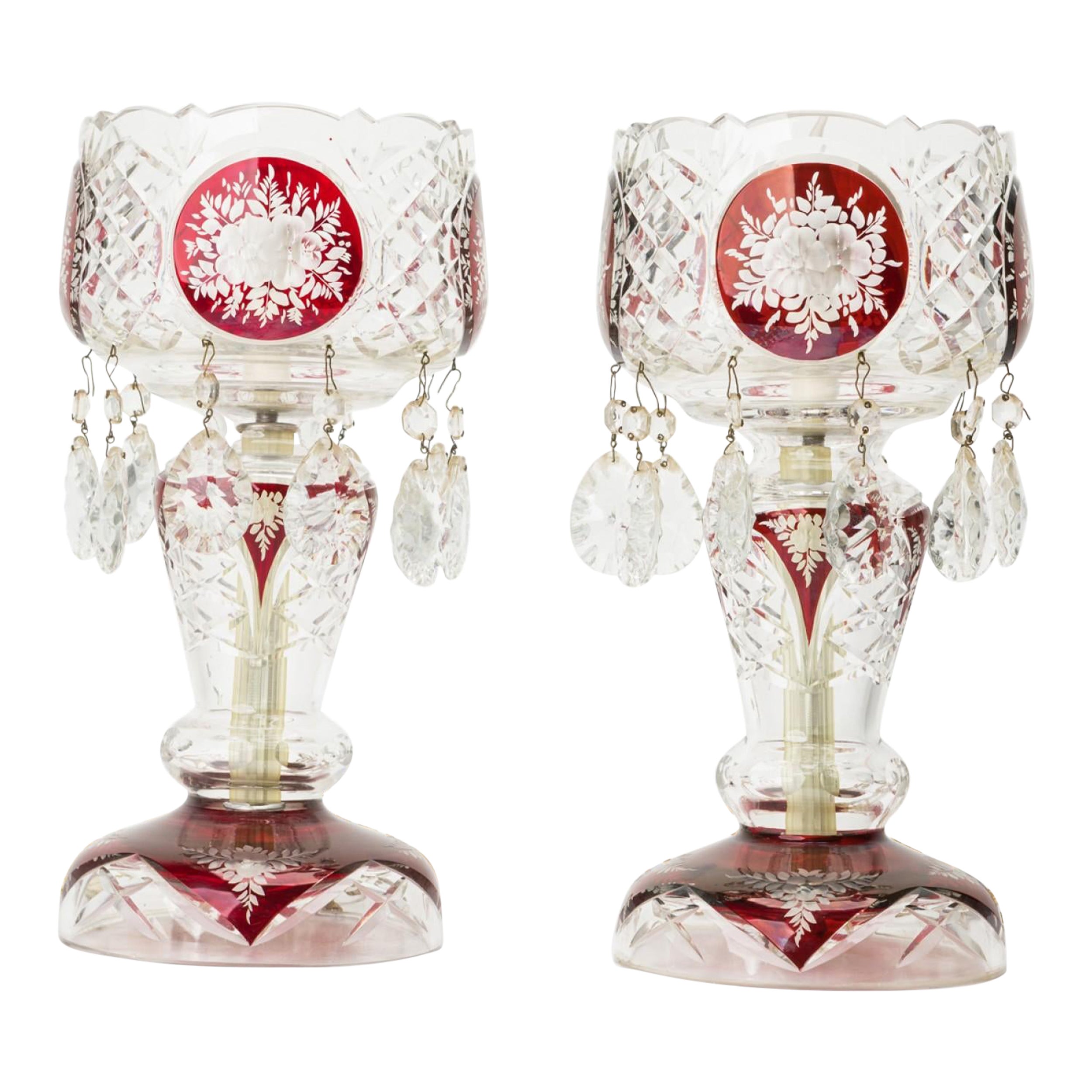 Pareja de lámparas de sobremesa de cristal tallado rojo y transparente de estilo victoriano americano