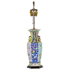 Lampada da tavolo ottagonale in porcellana cinese con motivi floreali e vasi multicolori