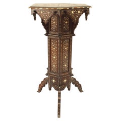 Nogal morisco y pedestal