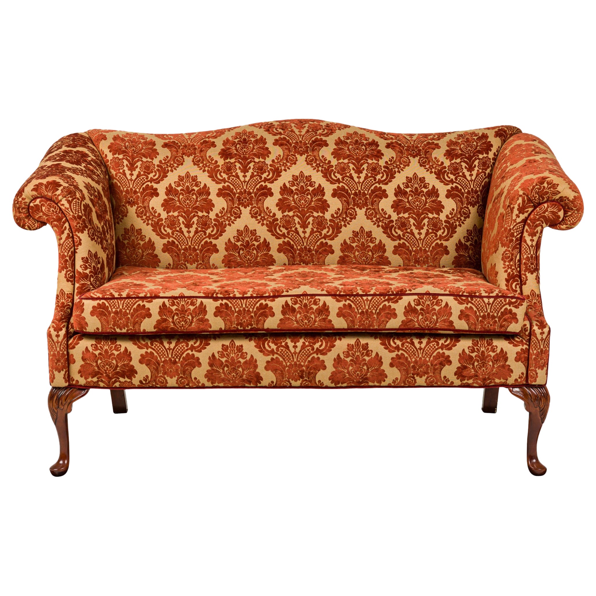 Loveseat Inglés de Damasco Rojo y Dorado de Estilo Georgiano en venta