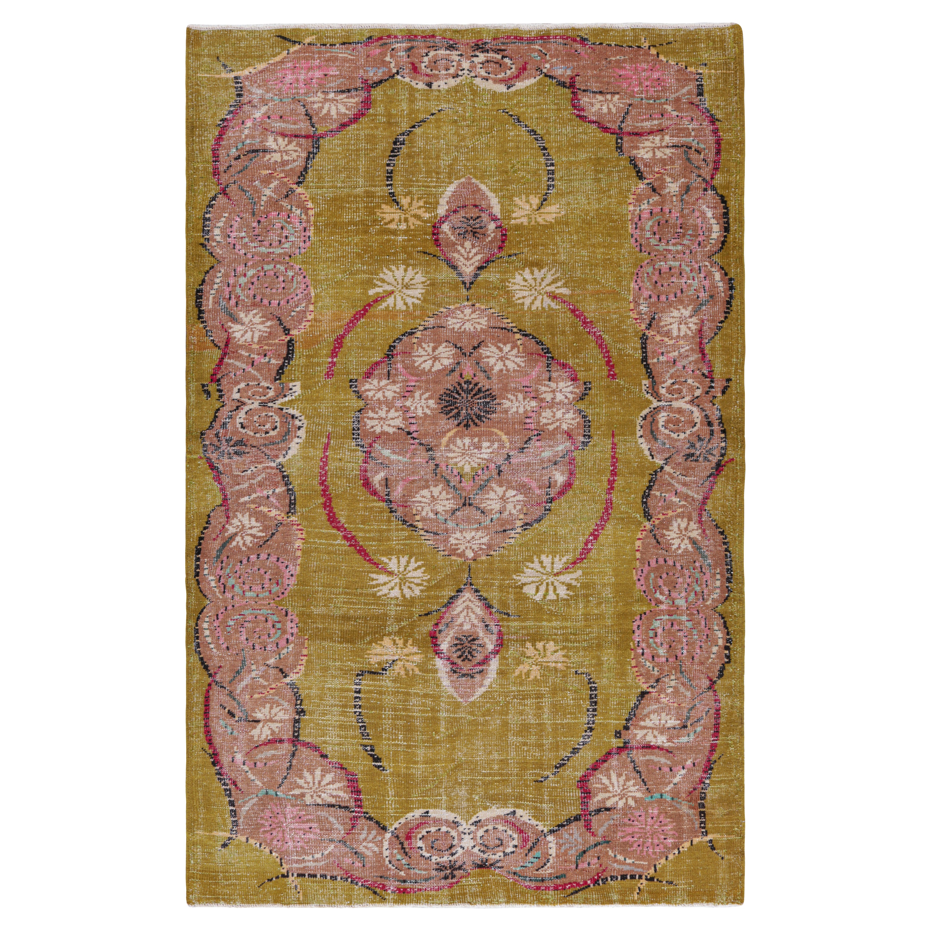 Alfombra vintage Zeki Müren en Chartreuse con medallón floral, de Rug & Kilim